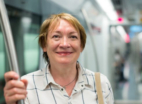 Mujer en interior de metro