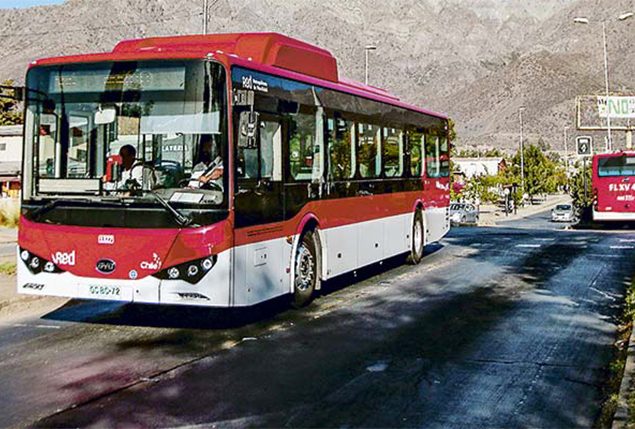 Novos ônibus vermelhos adicionam ao setor leste e norte de Santiago