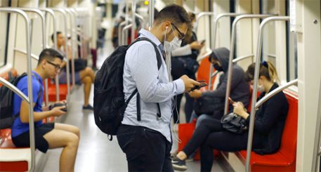 Hombre con mascarilla en interior de metro