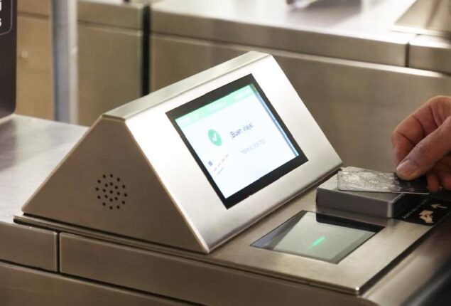 Pago con tarjetas bancarias: más de 700 mil transacciones se registran en Metro y tren nos en sus dos primeras semanas